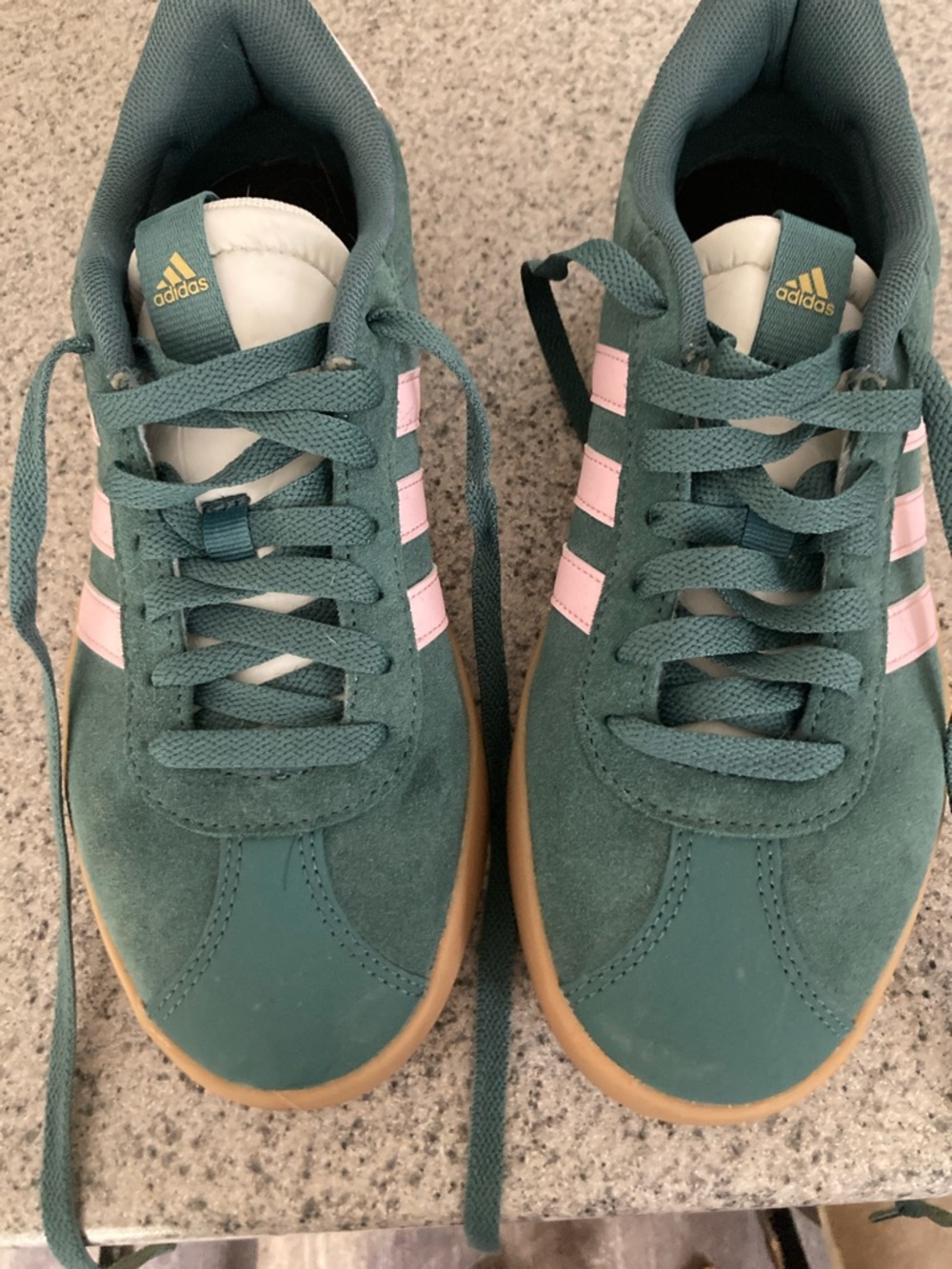 Cute Addidas sneakers worn twice!